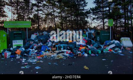 Glasgow, Schottland, Großbritannien 4th. Januar 2022.Ungesammelte überfließende Weihnachts-Recycling-Behälter heute auf dem Parkplatz des Great Western Road Retail Park. Credit Gerard Ferry/Alamy Live News Stockfoto