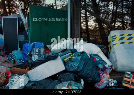 Glasgow, Schottland, Großbritannien 4th. Januar 2022.Ungesammelte überfließende Weihnachts-Recycling-Behälter heute auf dem Parkplatz des Great Western Road Retail Park. Credit Gerard Ferry/Alamy Live News Stockfoto