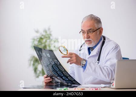 Alter, männlicher Arzt, Radiologe, der im Krankenhaus arbeitet Stockfoto