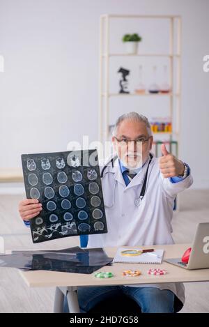 Alter, männlicher Arzt, Radiologe, der im Krankenhaus arbeitet Stockfoto