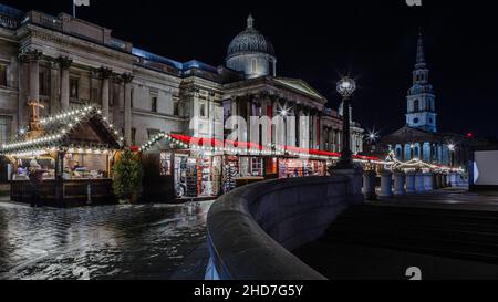 Weihnachtsmarkt mit deutschem Thema in der Nähe des Trafalgar Square in London. Stockfoto