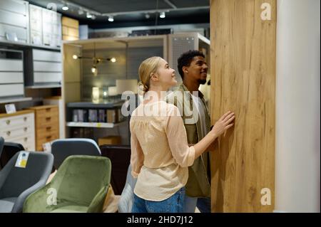 Multiethnisches Familienpaar sucht im Laden nach Garderobe Stockfoto
