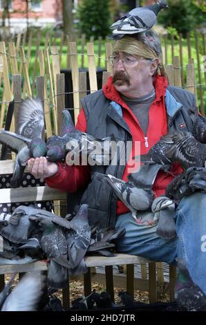 Porträt von Paul, der Mann, der die Tauben im Washington Square Park Greenwich Village Manhattan New York City füttert Stockfoto