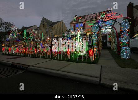 Ein Haus in Bayside, Queens, mit verzierten Weihnachtsdekorationen auf ihrem Gebäude und dem Rasen vor dem Haus. Stockfoto