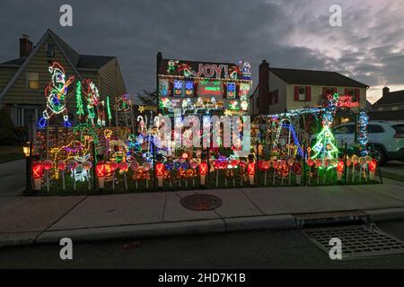 Ein Haus in Bayside, Queens, mit verzierten Weihnachtsdekorationen auf ihrem Gebäude und dem Rasen vor dem Haus. Stockfoto