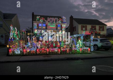 Ein Haus in Bayside, Queens, mit verzierten Weihnachtsdekorationen auf ihrem Gebäude und dem Rasen vor dem Haus. Stockfoto