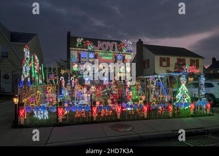 Ein Haus in Bayside, Queens, mit verzierten Weihnachtsdekorationen auf ihrem Gebäude und dem Rasen vor dem Haus. Stockfoto