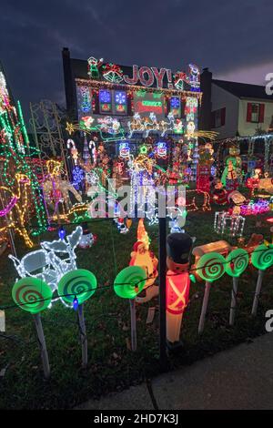 Ein Haus in Bayside, Queens, mit verzierten Weihnachtsdekorationen auf ihrem Gebäude und dem Rasen vor dem Haus. Stockfoto