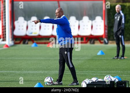 , PORTUGAL - 4. JANUAR: Assistenztrainer Winston Bogarde von Ajax Amsterdam während der Trainingseinheit Ajax am 2. Tag auf der Quinta do Lago am 4. Januar 2022 in Portugal. (Foto von Ben Gal/Orange Picters) Stockfoto