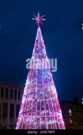 Weihnachtsbaum mit bunten Lichtern Williamson Square im Stadtzentrum von Liverpool Stockfoto