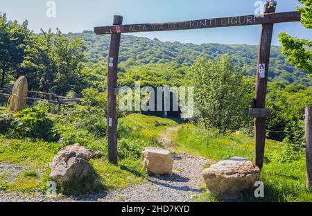 GENUA, ITALIEN, 9. JUNI 2021 - Wegweiser der Hochstraße der ligurischen Berge in der Nähe des Faiallo-Passes in der Provinz Genua, Italien. Stockfoto