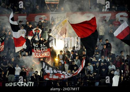 Die Fußballfans des AC Mailand winken mit Fahnen im Stadion San Siro in Mailand. Stockfoto