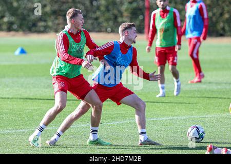 , PORTUGAL - JANUAR 4: Perr Schuurs von AFC Ajax Amsterdam, Kenneth Taylor von AFC Ajax Amsterdam während der Trainingssitzung Ajax am 2. Tag auf Quinta do Lago am 4. Januar 2022 in Portugal. (Foto von Ben Gal/Orange Picters) Stockfoto