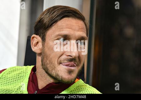 FRANCESCO Totti, DER ALS Roma-Fußballikone spielt, sitzt 2017 auf der Bank im stadion san siro in Mailand. Stockfoto