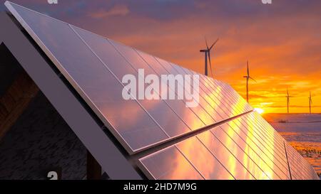 Photovoltaikpaneele auf dem Dach eines Hauses während eines frostigen Abends Stockfoto