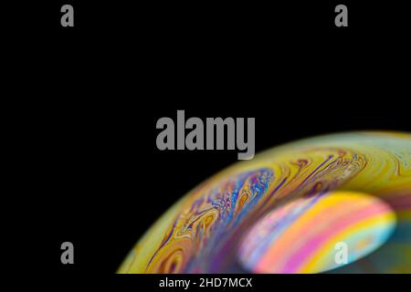 Seifenblasen aus nächster Nähe. Mehrfarbiger psychedelischer Alien-Planet mit einer Atmosphäre in der Dunkelheit des Universums Stockfoto
