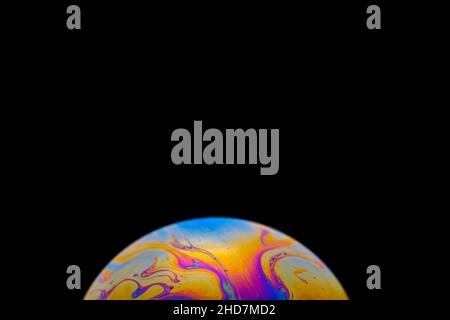 Seifenblasen aus nächster Nähe. Mehrfarbiger psychedelischer Alien-Planet mit einer Atmosphäre in der Dunkelheit des Universums Stockfoto