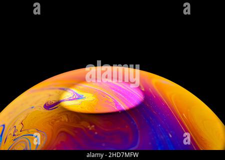 Seifenblasen aus nächster Nähe. Mehrfarbiger psychedelischer Alien-Planet mit einer Atmosphäre in der Dunkelheit des Universums Stockfoto