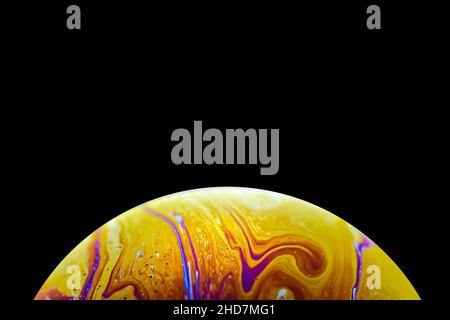Seifenblasen aus nächster Nähe. Mehrfarbiger psychedelischer Alien-Planet mit einer Atmosphäre in der Dunkelheit des Universums Stockfoto