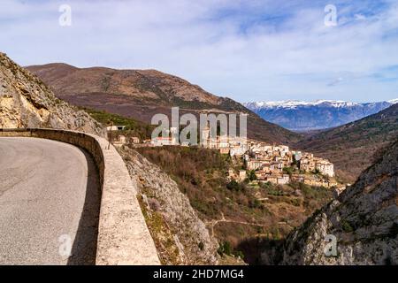 Gole del Sagittario, Schluchten des Schützen, Blick auf Anversa degli Abruzzi, L’Aquila, Abruzzen, Italien, Europa Stockfoto