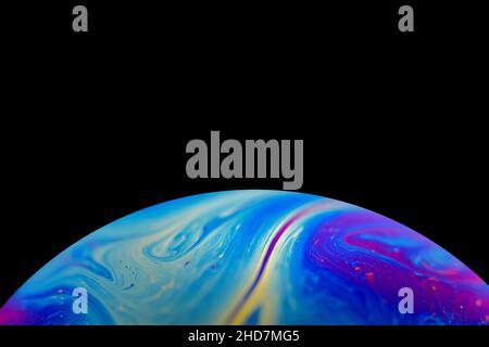 Seifenblasen aus nächster Nähe. Mehrfarbiger psychedelischer Alien-Planet mit einer Atmosphäre in der Dunkelheit des Universums Stockfoto