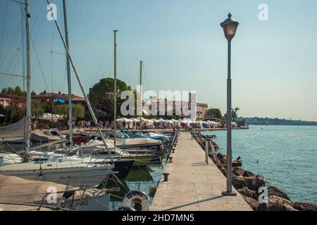 LAZISE, ITALIEN 16. SEPTEMBER 2020: Hafen von Lazise am Gardasee Stockfoto