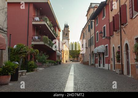 BARDOLINO, ITALIEN 16. SEPTEMBER 2020: Charakteristische Gasse von Bardolino in Italien Stockfoto