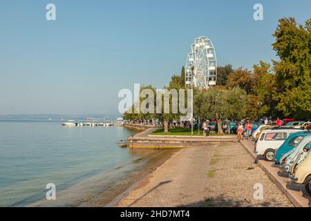 BARDOLINO, ITALIEN 16. SEPTEMBER 2020: Riesenrad von unten in Bardolino in Italien unter blauem Himmel Stockfoto