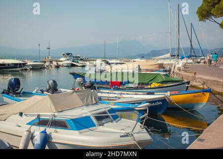 LAZISE, ITALIEN 16. SEPTEMBER 2020: Hafen von Lazise am Gardasee Stockfoto