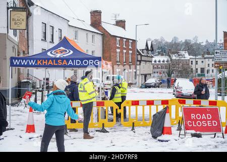 Bewdley, Großbritannien. 24th. Januar 2021. Alle Hände sind heute an Deck und helfen bei der Säuberung von Überschwemmungsschäden in Bewdley. Kostenlose warme Speisen werden für Bedürftige serviert und helfen aus. Zubereitet und serviert von Khalsa Aid (Khalsa Aid International ist eine in Großbritannien ansässige humanitäre Hilfsorganisation, die Opfer von Naturkatastrophen und von Menschen verursachten Katastrophen unterstützt), die vor dem öffentlichen Haus des Black Boy eingerichtet werden. Kredit: Lee Hudson Stockfoto