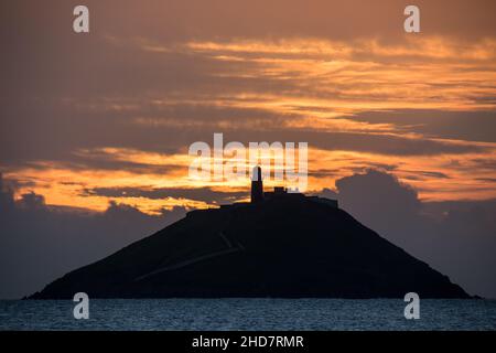 Ballycotton, Cork, Irland. 04th. Januar 2022. Die Morgendämmerung bricht hinter Ballycotton Island in Co. Cork, Irland, ab. - Bild David Creedon Stockfoto