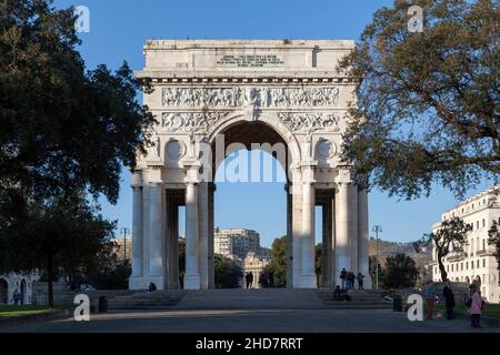 Genova, Italien - 29 2019. März: Der Arco della Vittoria (Siegebogen), auch bekannt als Monumento ai Caduti oder Arco dei Caduti (Gefallener Bogen), ist ein Stockfoto