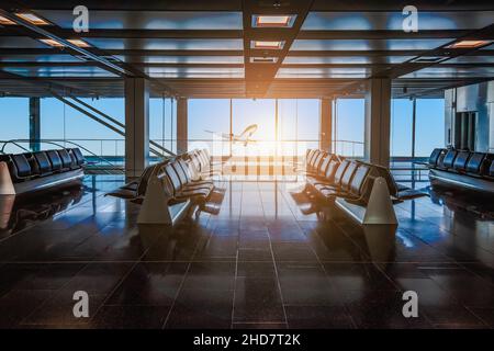 Abflughalle des Flughafens mit leeren Wartesitzen. Stockfoto