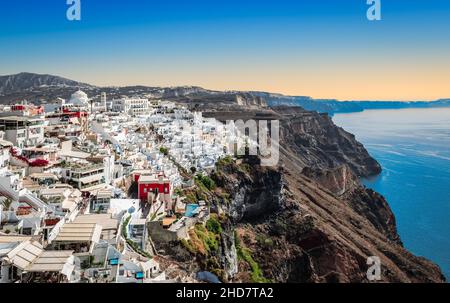 Griechenland, Santorini, Panoramablick auf die Stadt Fira. Stockfoto