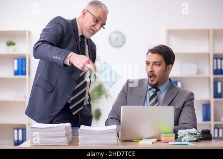 Zwei männliche Buchhalter im Budgetplanungskonzept am Arbeitsplatz Stockfoto