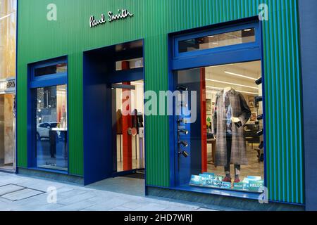 Vor einem neu eröffneten Paul Smith-Geschäft in Tokyos Ginza-Gegend. Stockfoto