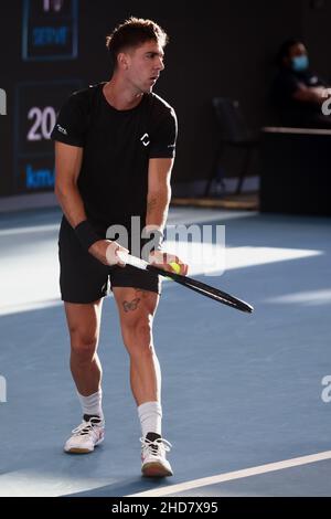 Adelaide, Australien, 4. Januar 2022. Der Australier Thanasi Kokkinakis serviert den Ball während des ATP-Einzelspieles zwischen dem Australier Thanasi Kokkinakis und dem Australier John Millman am zweiten Tag des Adelaide International Tennisturniers am 04. Januar 2022 in Adelaide, Australien. Quelle: Peter Mundy/Speed Media/Alamy Live News Stockfoto