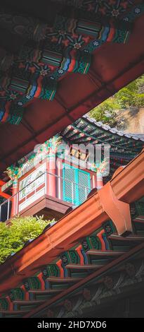 Ein buddhistischer Tempel mit Blick auf die Berge Stockfoto