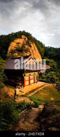 Ein buddhistischer Tempel mit Blick auf die Berge Stockfoto