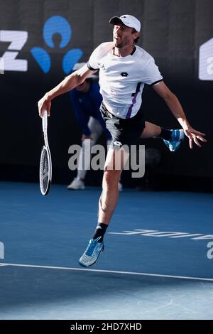 Adelaide, Australien, 4. Januar 2022. John Millman aus Australien serviert den Ball während des ATP-Einzelkampfs zwischen Thanasi Kokkinakis aus Australien und John Millman aus Australien am zweiten Tag des Adelaide International Tennisturniers am 04. Januar 2022 in Adelaide, Australien. Quelle: Peter Mundy/Speed Media/Alamy Live News Stockfoto