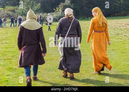 England, East Sussex, Battle, The Annual Battle of Hastings 1066 Re-enactment Festival, Teilnehmer gekleidet in mittelalterliche Kostüme Stockfoto