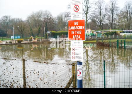 Schild „No Barbecues in this area“ mit Blick auf den überfluteten öffentlichen Park in Stourport-on-Severn, Worcestershire, Großbritannien, aufgrund der Flutkatastrophe des Flusses Severn. Stockfoto