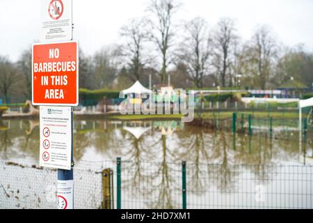 In diesem Bereich gibt es kein Schild mit Blick auf einen überfluteten Parkbereich. Stockfoto