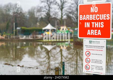 Schild „No Barbecues in this area“ mit Blick auf den überfluteten öffentlichen Park in Stourport-on-Severn, Worcestershire, Großbritannien, aufgrund der Flutkatastrophe des Flusses Severn. Stockfoto