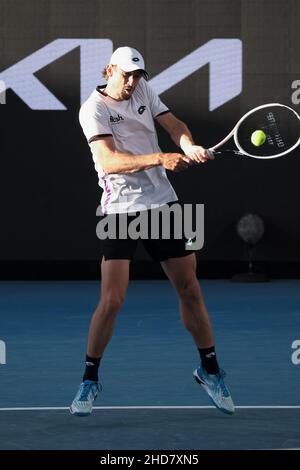 Adelaide, Australien, 4. Januar 2022. John Millman aus Australien trifft beim ATP-Einzelspiel zwischen Thanasi Kokkinakis aus Australien und John Millman aus Australien am zweiten Tag des Adelaide International Tennisturniers am Memorial Drive am 04. Januar 2022 in Adelaide, Australien, eine Rückhand. Quelle: Peter Mundy/Speed Media/Alamy Live News Stockfoto