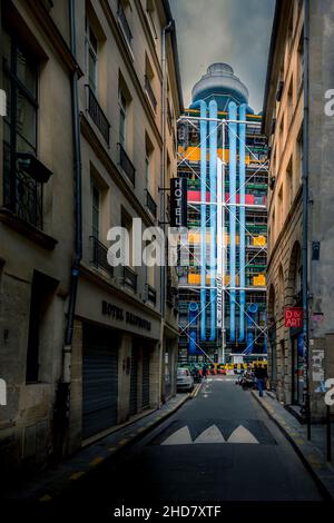 Paris, Frankreich - 27. März 2021: Schöne kleine Straße in Paris, Frankreich Stockfoto