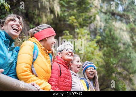 Multirassische Frauen, die Spaß haben, die Natur am Trekkingtag im Bergwald zu erkunden - konzentrieren Sie sich auf das Gesicht von Senioren im Zentrum Stockfoto