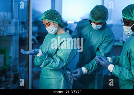 Ärzte, die sich während des Ausbruchs einer Coronavirus-Pandemie auf die Arbeit im Krankenhaus vorbereiten – Fokus auf das Gesicht der Krankenschwester Stockfoto