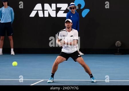 Adelaide, Australien, 4. Januar 2022. John Millman aus Australien beim ATP-Einzelspiel zwischen Thanasi Kokkinakis aus Australien und John Millman aus Australien am zweiten Tag des Adelaide International Tennisturniers am 04. Januar 2022 im Memorial Drive in Adelaide, Australien. Quelle: Peter Mundy/Speed Media/Alamy Live News Stockfoto