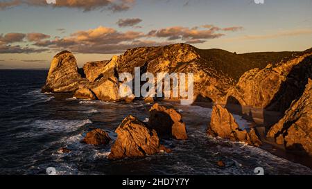 Praia da Ursa zur Goldenen Stunde Stockfoto